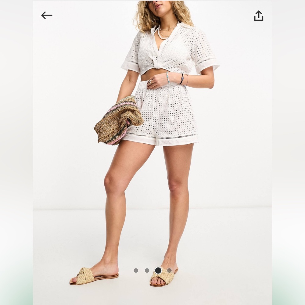 Short and cropped top knit set